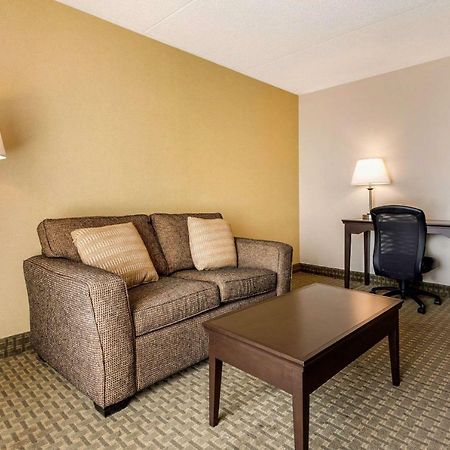 Quality Inn & Suites Brampton Bagian luar foto