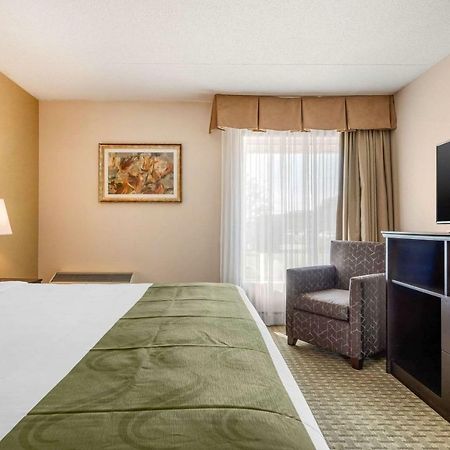 Quality Inn & Suites Brampton Bagian luar foto