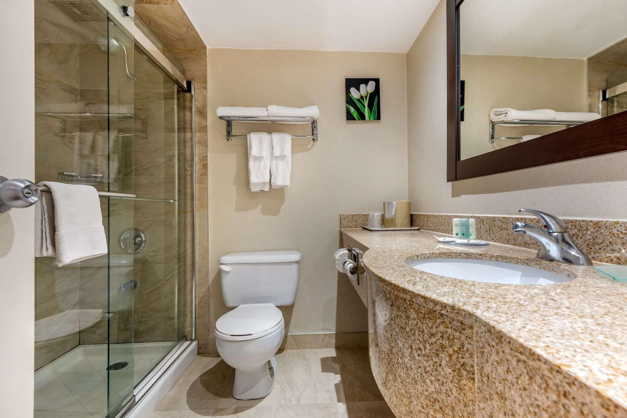 Quality Inn & Suites Brampton Bagian luar foto