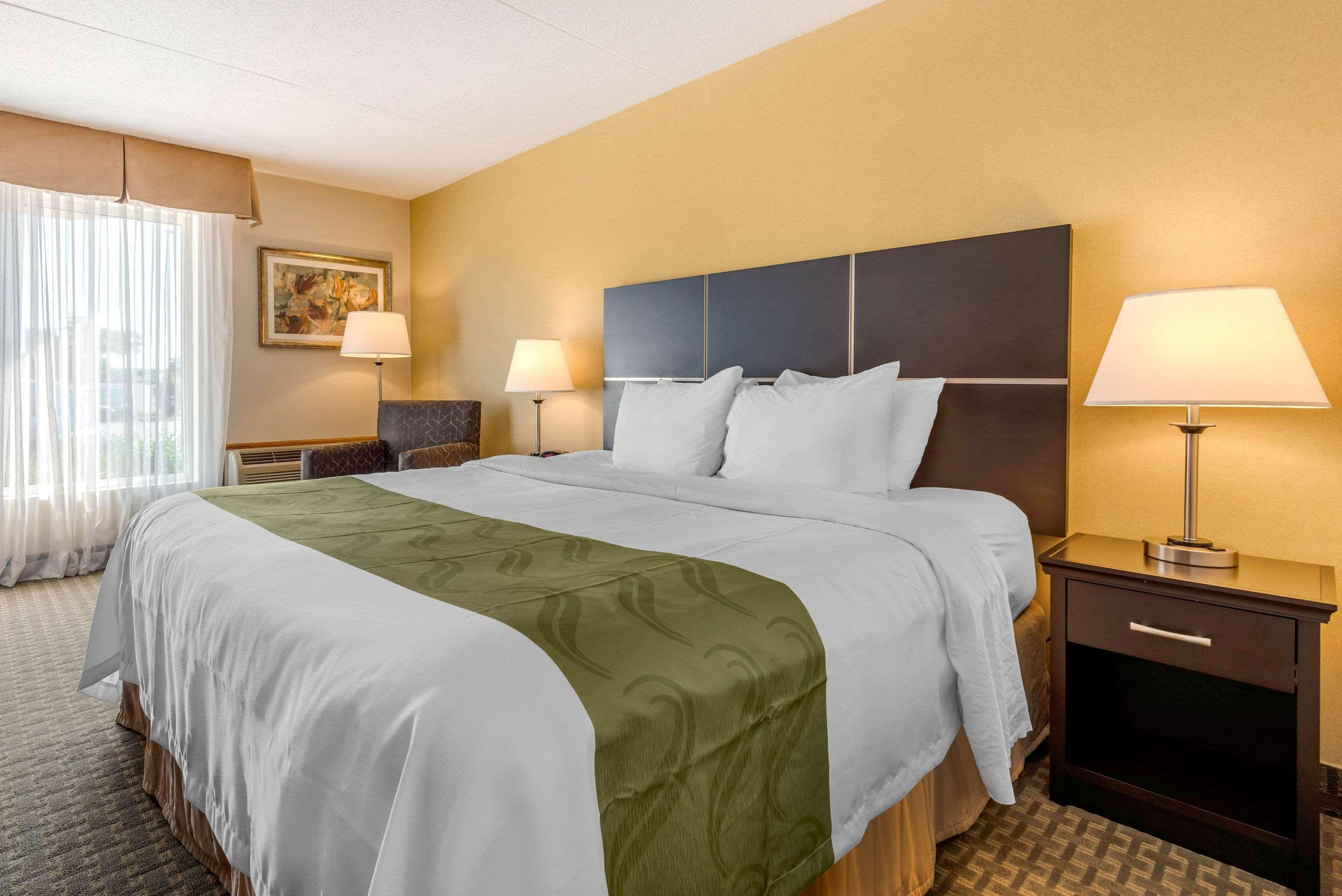 Quality Inn & Suites Brampton Bagian luar foto