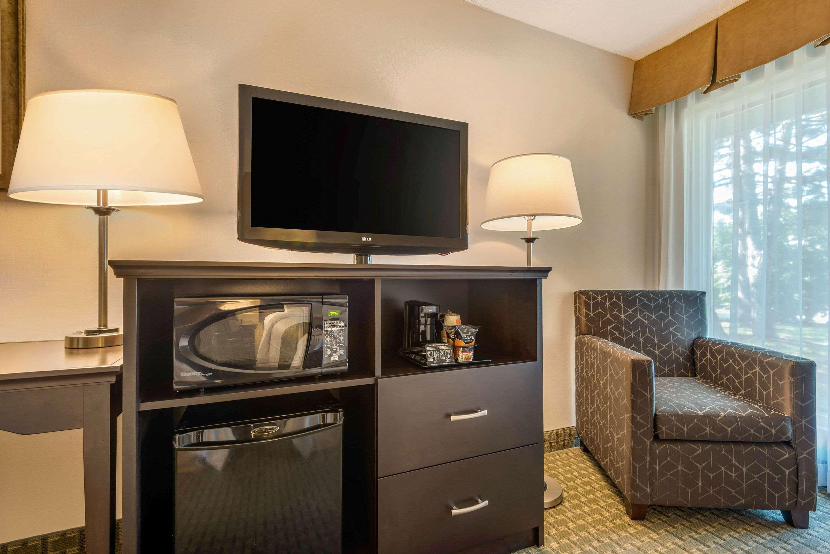 Quality Inn & Suites Brampton Bagian luar foto