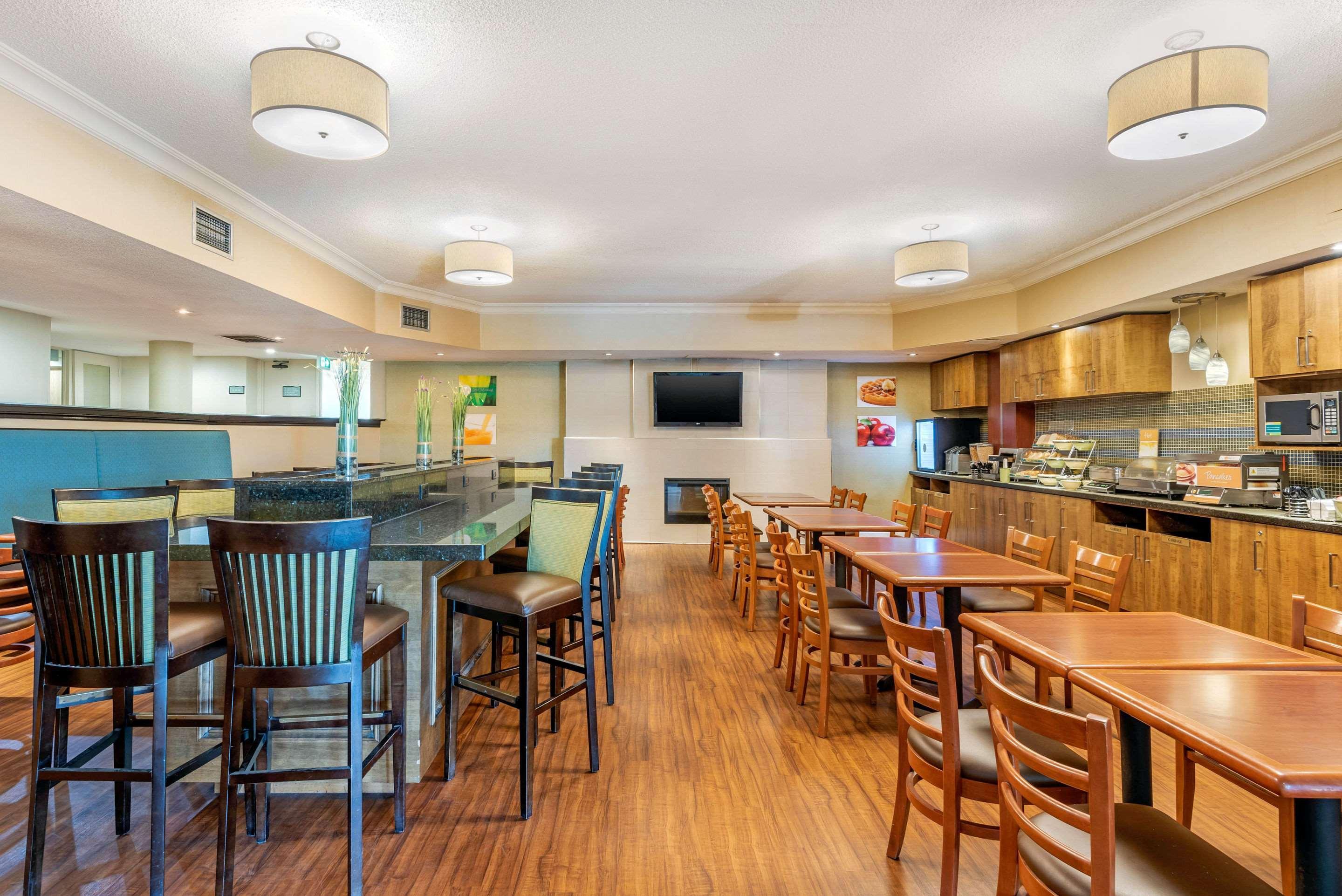 Quality Inn & Suites Brampton Bagian luar foto