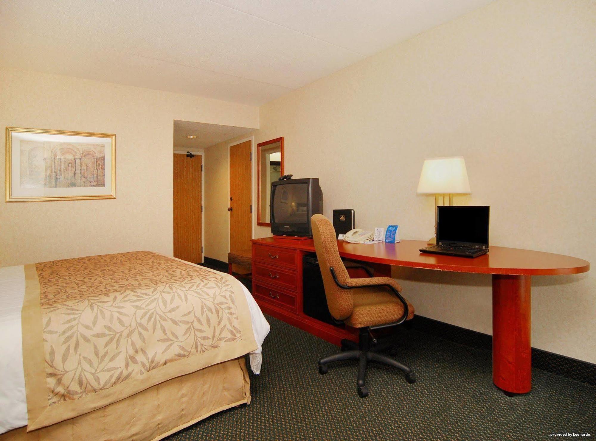 Quality Inn & Suites Brampton Bagian luar foto