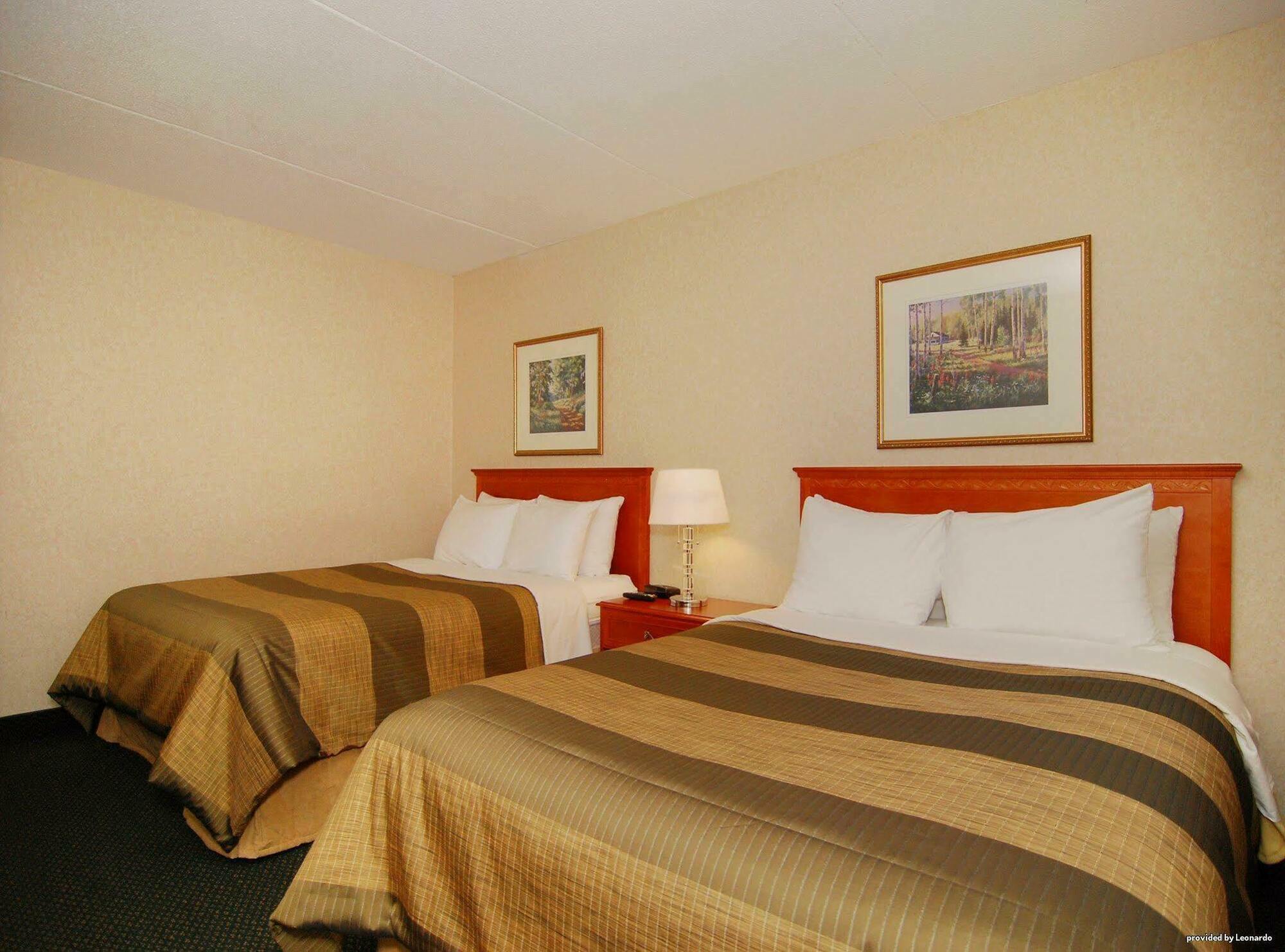 Quality Inn & Suites Brampton Bagian luar foto