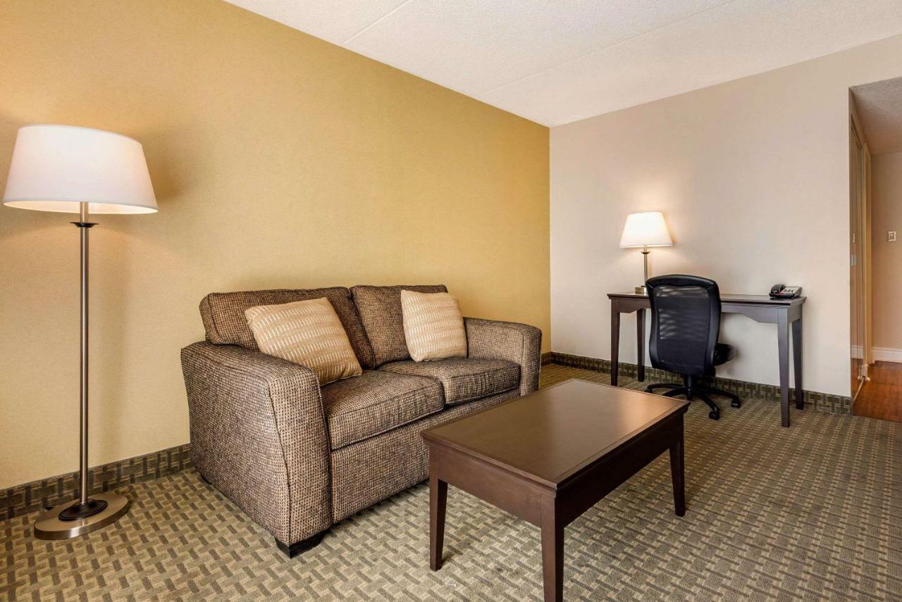 Quality Inn & Suites Brampton Bagian luar foto