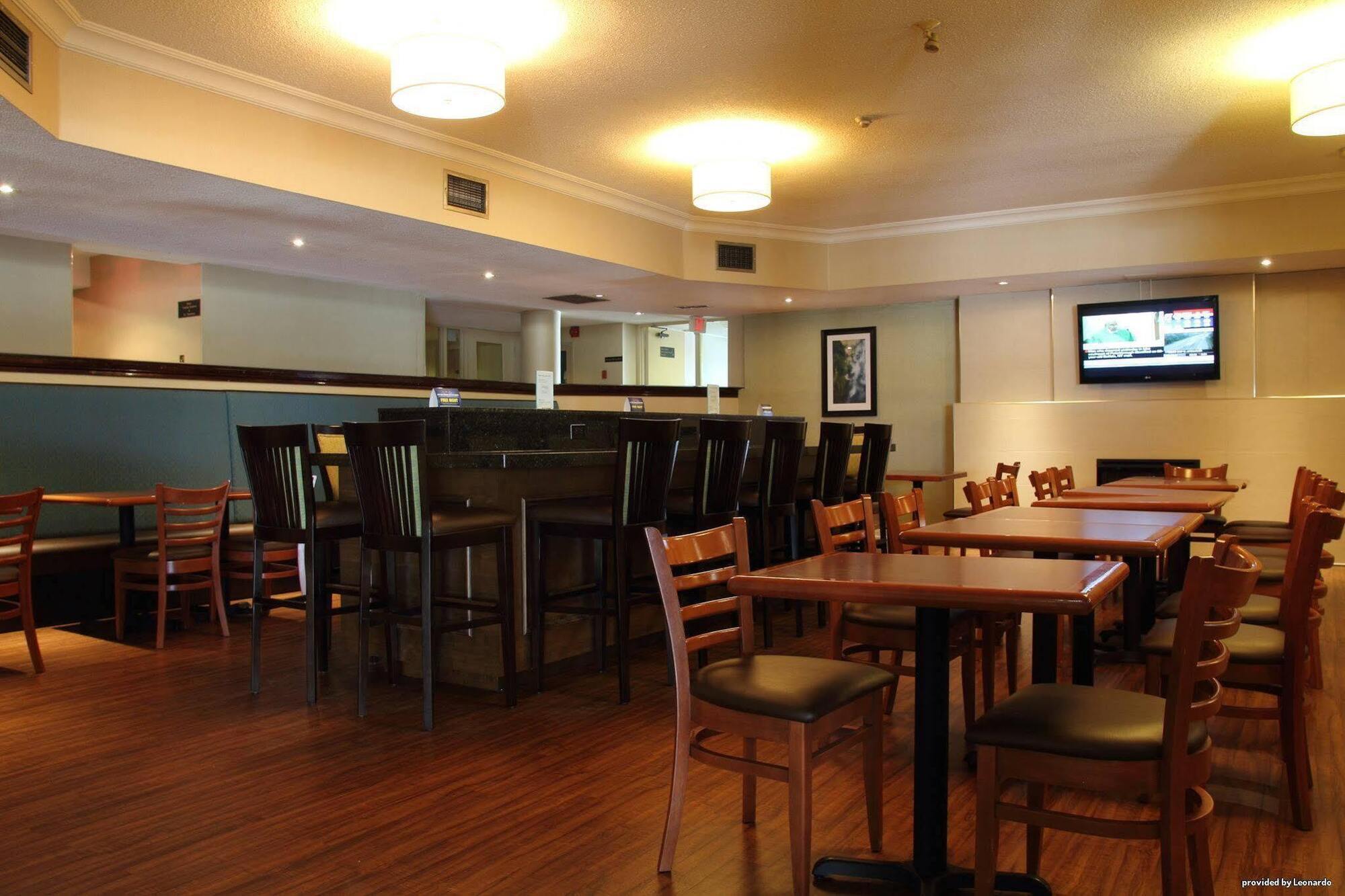 Quality Inn & Suites Brampton Bagian luar foto